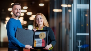 Emma ist Partner der olympischen und paralympischen Athlet:innen - Dr. Dennis Schmoltzi (CEO Emma) und Claudia Wagner (Geschäftsführerin Deutsche Sport Marketing) - Quelle: Deutsche Sport Marketing GmbH